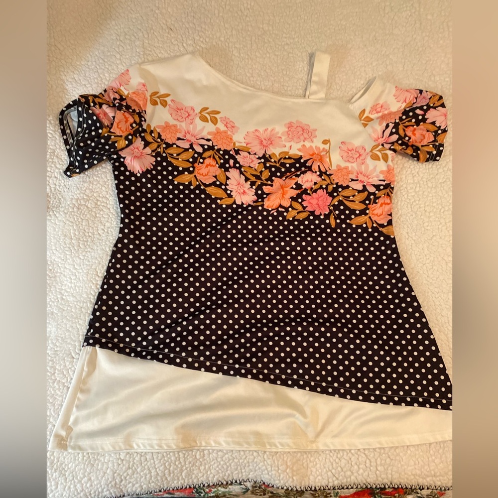 Women’s size xxl black and white polka dots floral top